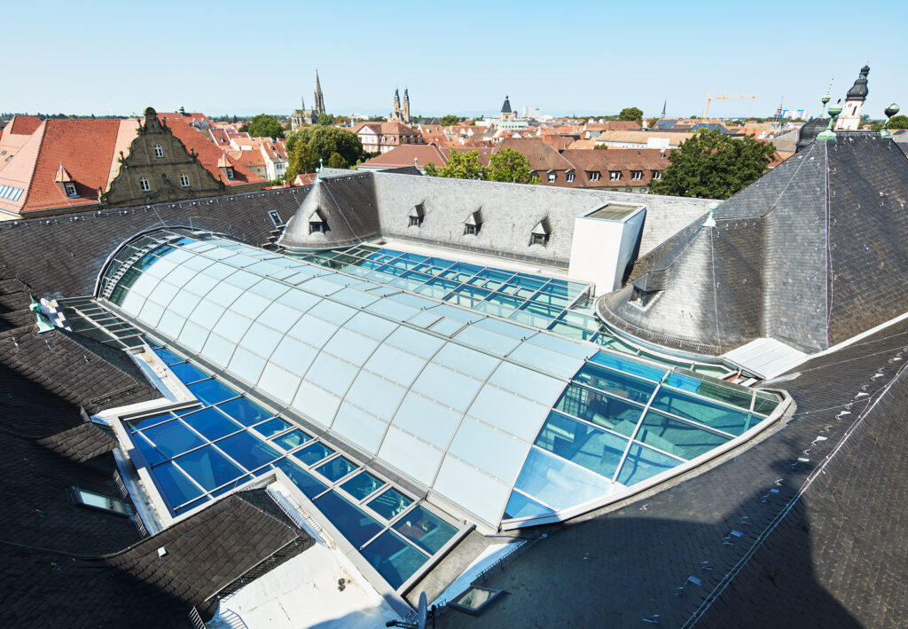 Der Innenhof des Museums ist seit rund einem Jahr wieder für Veranstaltungen nutzbar – dank effektivem Sonnenschutzglas. © Isolar