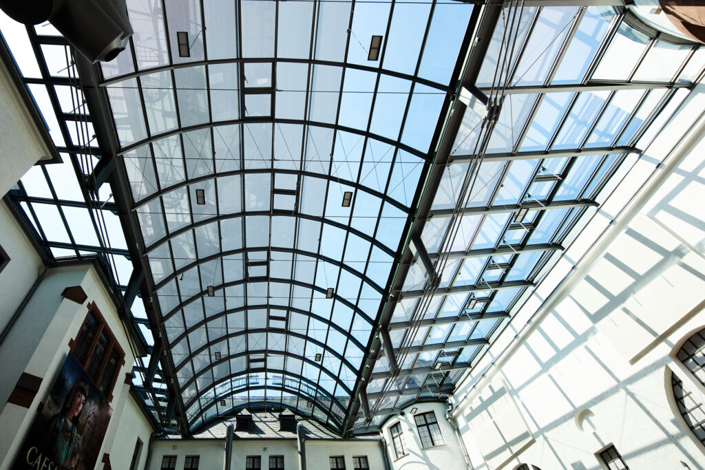Das stützenfreie Glasdach wurde unter besonderer Berücksichtigung der historischen Bausubstanz und des Denkmalschutzes konstruiert und eingebaut. © Isolar