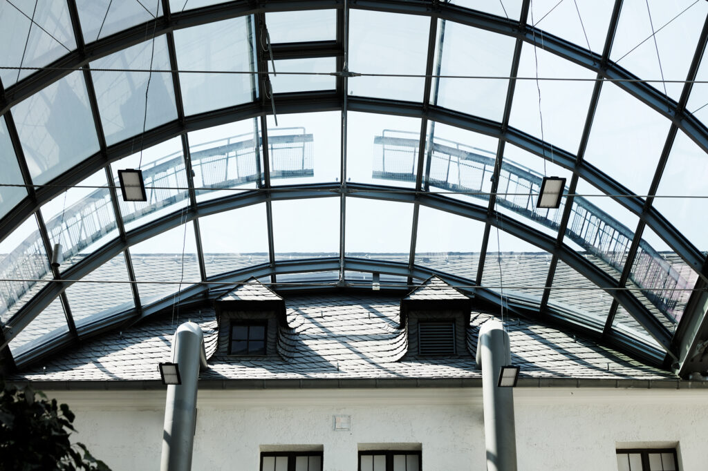 Unterschiedlich bedruckte Glasflächen mit Transparenzgraden von 0 bis 85 Prozent sorgen gezielt für Temperaturunterschiede unter dem Dach und reflektieren Strahlungswärme. © Isolar