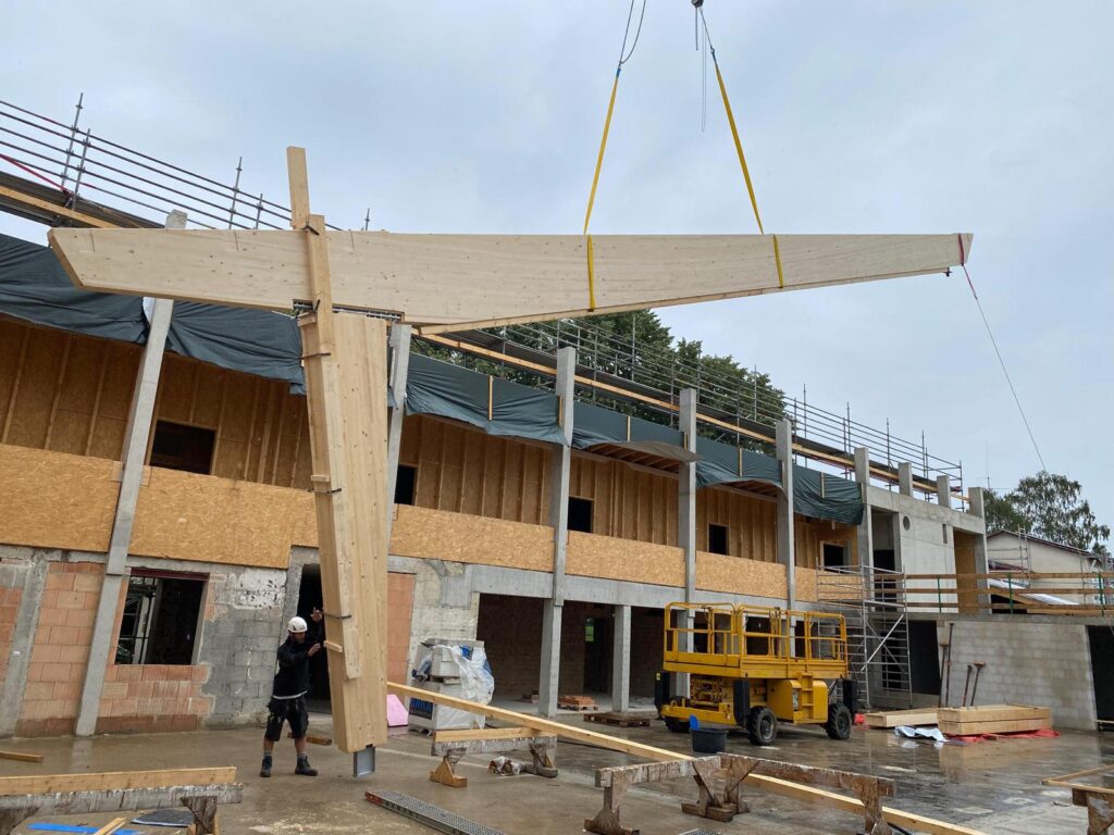Dank des materialeffizienten Holztragwerks aus einhüftigen Zweigelenk-Rahmen mit ausgeklü-geltem Eckanschluss konnten die bestehenden Fundamente genutzt und die Lasten trotz größerer Spannweiten aufgenommen werden. © Atelier Kaiser Shen