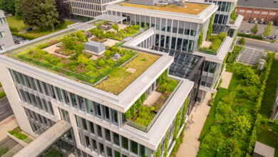 Der neue Erweiterungsbau der DKV Mobility im detuschen Ratingen vereint Funktionalität, Nachhaltigkeit und architektonische Qualität – auch in puncto Fassadenverglasung. © DKV Mobility