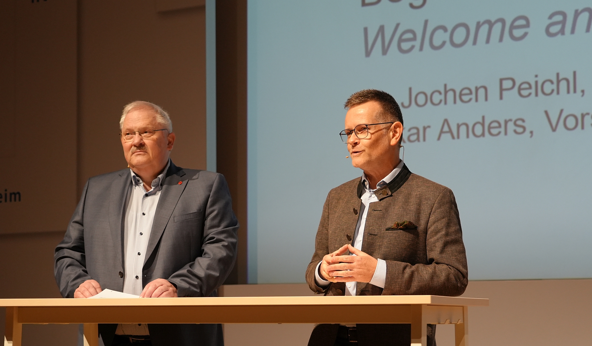 Oskar Anders (Vorstand ift Rosenheim) und Jochen Peichl (Geschäftsführer ift Rosenheim) eröffneten die 52. Rosenheimer Fenstertage. © ift Rosenheim