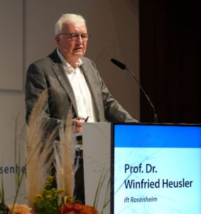 Institutsleiter Winfried Heusler stimmte in seinem Vortrag „Die Welt im Umbruch – Konsequenzen für die Fenster- und Fassadenbranche“ ernste Töne an. © ift Rosenheim