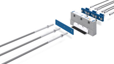 Schöck Isokorb IQ Typ K ist das neue tragende Wärmedämmelement für die stützenfreie bauzeitenflexible Montage frei auskragender Balkone. Im Bild: Isokorb IQ Typ K-A. Die Aussparungen für die Befestigung durch Mutter-Bolzen-Verbindung befinden sich deckenseitig. Dieses System ist optimal geeignet für den Einsatz in Kombination mit Stahlbeton-Skelettbau oder Holzfassaden.