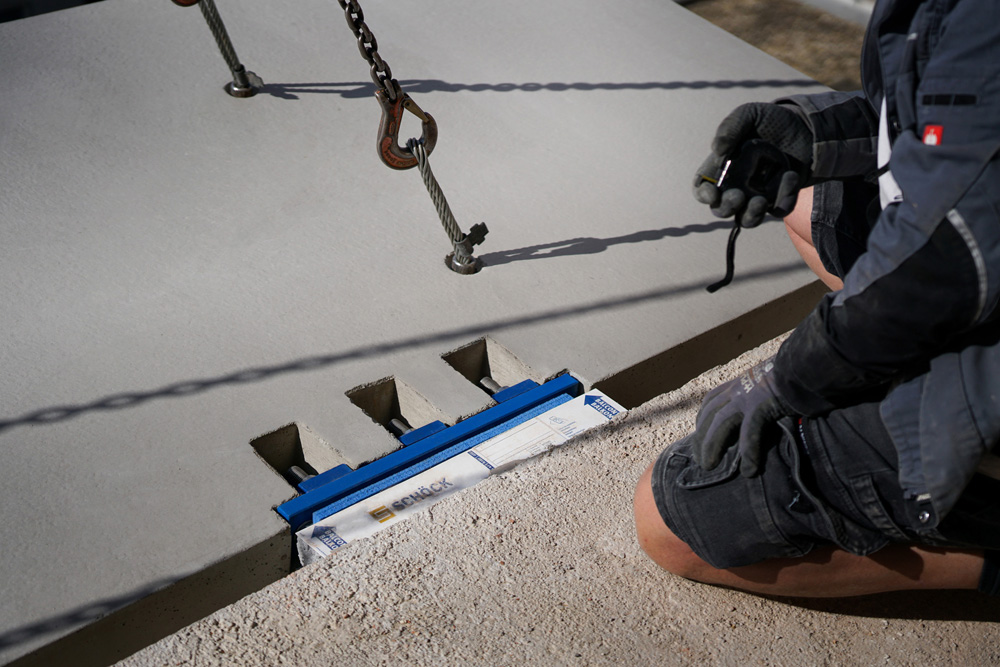 Trockene Montage: Die Verbindungsplatte von Schöck Isokorb IQ Typ K ist mit zuvor im Rohbau verlegten Muffenstäben befestigt. Durch Anschrauben der Zuganker ist die Balkonplatte in wenigen Minuten fest montiert. Nach dem unkomplizierten Austarieren ist die Balkonplatte nutzbar und kann vom Kran abgehangen werden. Im Bild: Das Bauprojekt Seidengasse 32 im 7. Wiener Gemeindebezirk der OBENAUF Immobilienentwicklung GmbH