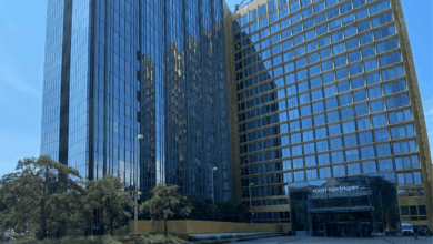 Die Glasfassade des Axel-Springer-Hochhauses in Berlin wurde mit Vogelschutzmarkierungen „Seen matt 9/90 mm“ nachgerüstet. © Fischer Sicherheitssysteme GmbH