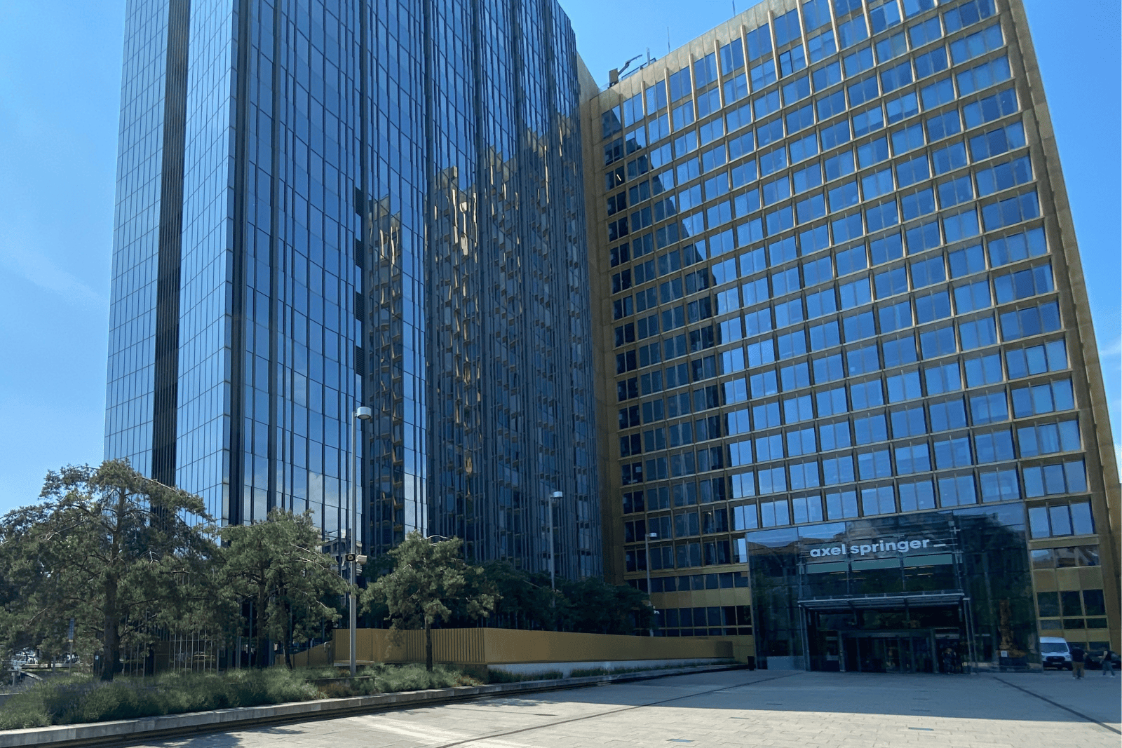 Die Glasfassade des Axel-Springer-Hochhauses in Berlin wurde mit Vogelschutzmarkierungen „Seen matt 9/90 mm“ nachgerüstet. © Fischer Sicherheitssysteme GmbH