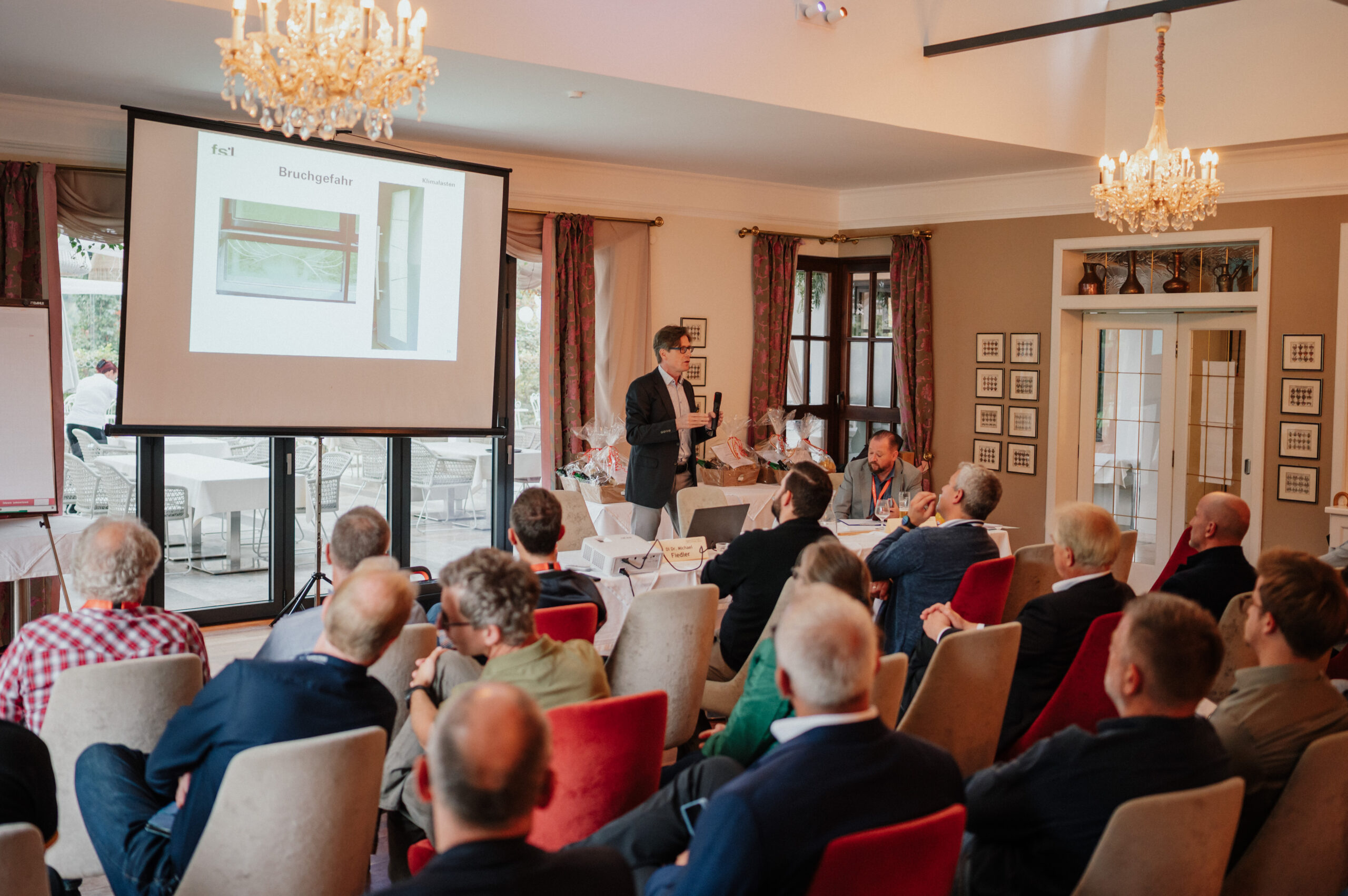 Der Verein Glaserhandwerk Kärnten lud zum 19. Symposium für Sachverständige des Glaserhandwerks und über 100 Glaser*innen und Sachverständige nahmen die Gelegenheit zu Weiterbildung und Networking am Klopeiner See wahr. © Verein Glaserhandwerk Kärnten / Monika Toff