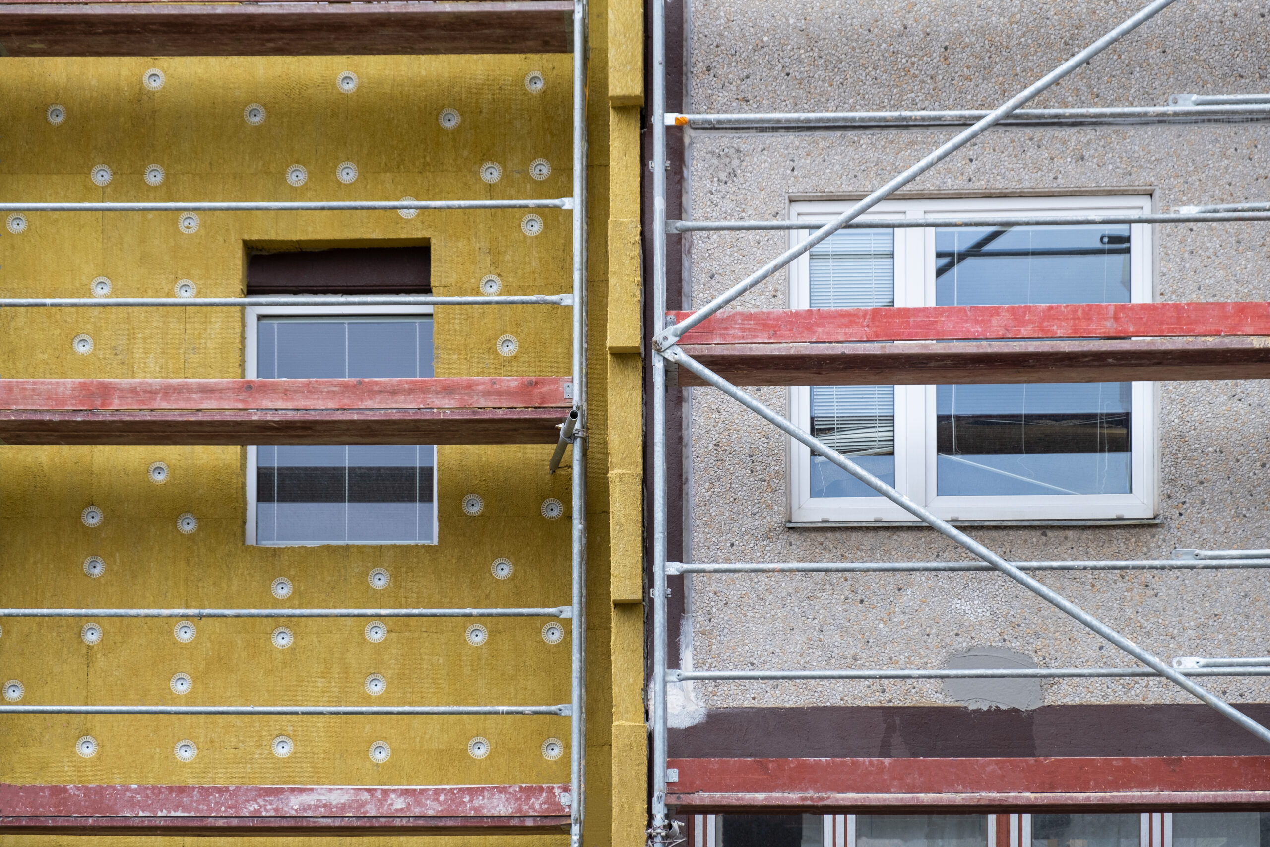 Im Mittelpunkt der Sanierungsoffensive 2026 in Österreich stehen die thermisch-energetische Gebäudesanierung und der Kesseltausch. © iStock / Getty Images Plus / Roman Myhalchuk