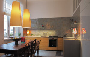 Das Portfolio der Möbeltischlerei reicht von der Praxiseinrichtung über die Ausstattung von Geschäftslokalen, Apotheken und Kanzleien bis hin zu privaten Wohnlandschaften – meisterliche Küchen inklusive. © Nowak & Steiner