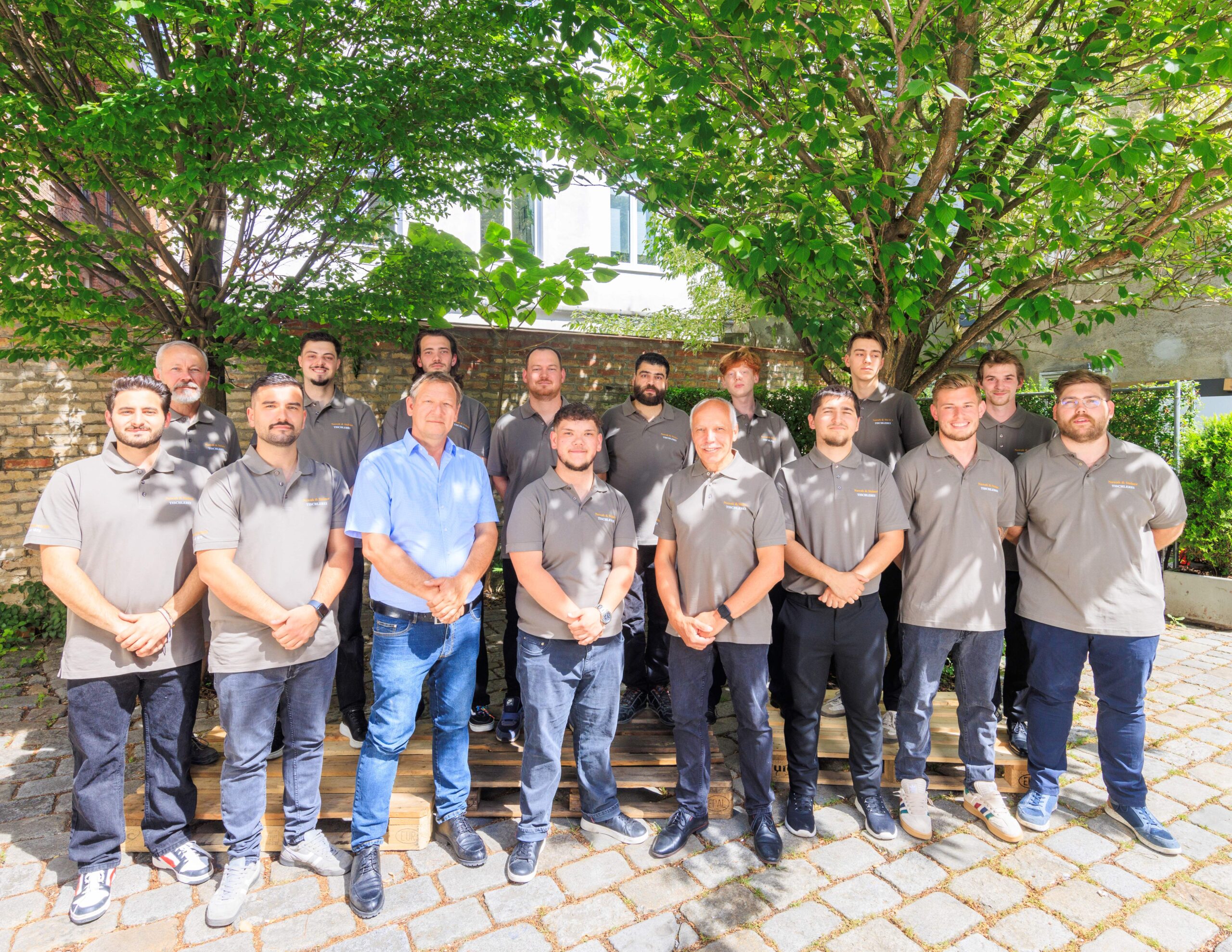 17 Mitarbeiter zählt die Bau- und Möbeltischlerei Nowak & Steiner aktuell, acht davon haben ihr Handwerk hier erlernt. © Nowak & Steiner