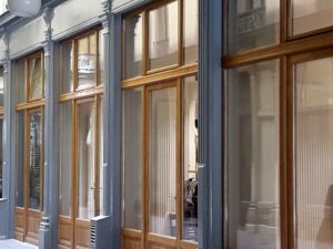 Ein Projekt der Bautischlerei: saniertes Portals in Eiche massiv, teilweise in Grau lackiert© Nowak & Steiner
