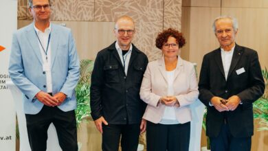 v.l.n.r.: Hubert Fechner, Obmann der TPPV, Bernd Vogl, Geschäftsführer des Klima- und Energiefonds, Energie-Staatssekretärin Elisabeth Zehetner und Herbert Paierl, Vorstandsvorsitzender von PV Austria beim Eröffnungspanel der Fachtagung für Photovoltaik und Stromspeicherung ©Michael-Hedl