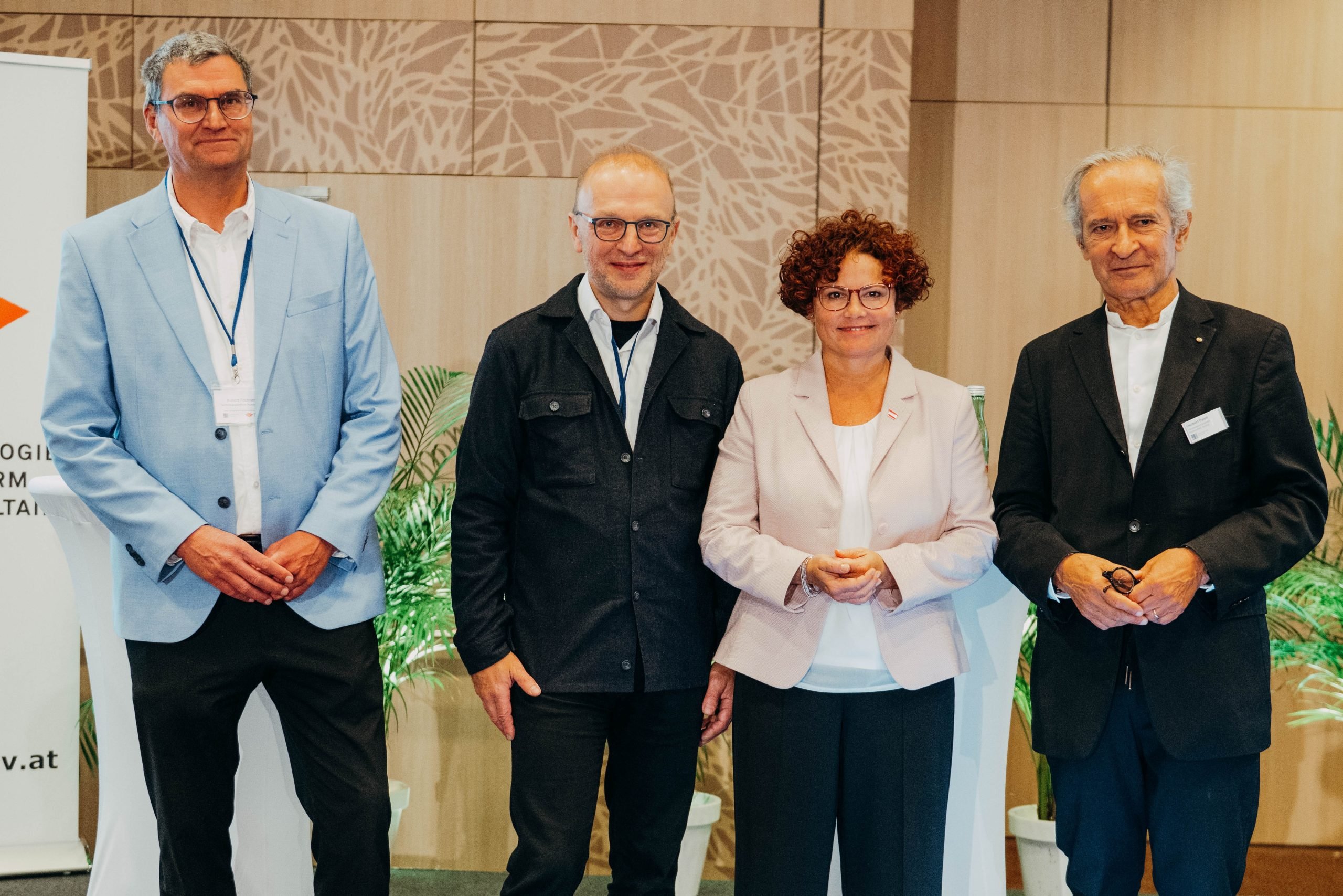 v.l.n.r.: Hubert Fechner, Obmann der TPPV, Bernd Vogl, Geschäftsführer des Klima- und Energiefonds, Energie-Staatssekretärin Elisabeth Zehetner und Herbert Paierl, Vorstandsvorsitzender von PV Austria beim Eröffnungspanel der Fachtagung für Photovoltaik und Stromspeicherung ©Michael-Hedl