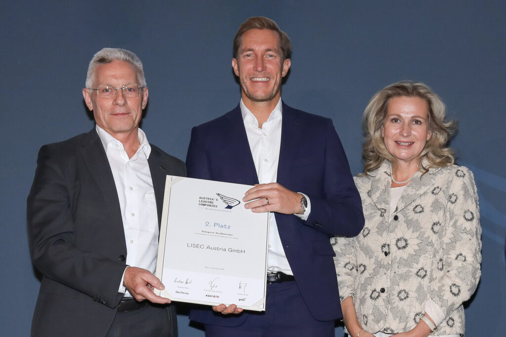 Lisec CEO Gottfried Brunbauer und CFO Oliver Pichler bei der Überreichung des ALC Awards. © Die Presse / Peroutka