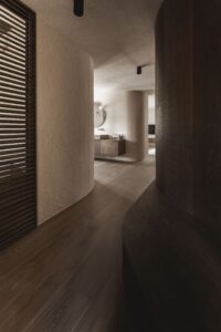 Sanfte Rundungen und natürliche Materialien ziehen sich wie ein roter Faden durchs Stieg’nhaus-Interieur. (C) Karin Pasterer Fotografie