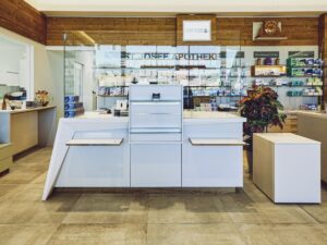 Massivholzelemente wurden geschickt mit Mineralwerkstoffen kombiniert. (C) fiedlerphoto.com