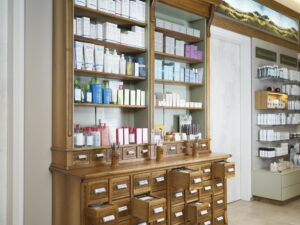 Jugendstilelemente treffen auf modernen Ladenbau in der Apotheke St. Josef in Voitsberg. (C) fiedlerphoto.com