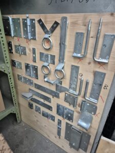 Selbst entwickelt: Klassische Theaterbeschläge müssen für den Auf- und Umbau schnell zu öffnen sein. © Christian Kucera