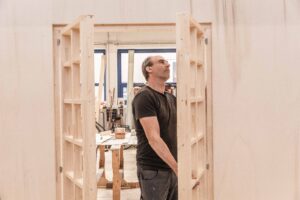 31 Tischler*innen arbeiten an den Kulisssen für die großen Theater- und Opernbühnen Wiens.© Nadine Poncioni/Art for Art