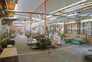 Die Montage großer Treppen ist ähnlich anspruchsvoll wie deren Herstellung. Stufen und Podeste werden millimetergenau in Wangen und an Wände angepasst. (C) Traxler Treppen