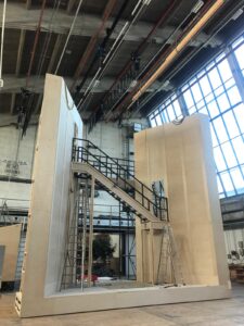 Einblicke in eine Tischler-Werkstatt der besonderen Art: In den Theaterwerkstätten am Arsenal entstehen Bühnenbilder für die großen Bühnen Wiens – die Staatsoper, die Volksoper und das Burgtheater.© Art for Art