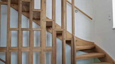 Parallel zur Treppe ins erste Obergeschoß verläuft die Treppe ins Dachgeschoß. An der Stelle, an der zuvor eine einfache Stiege auf den Dachboden führte, wurde beim Umbau eine vollwertige Treppe integriert. (c) Böning