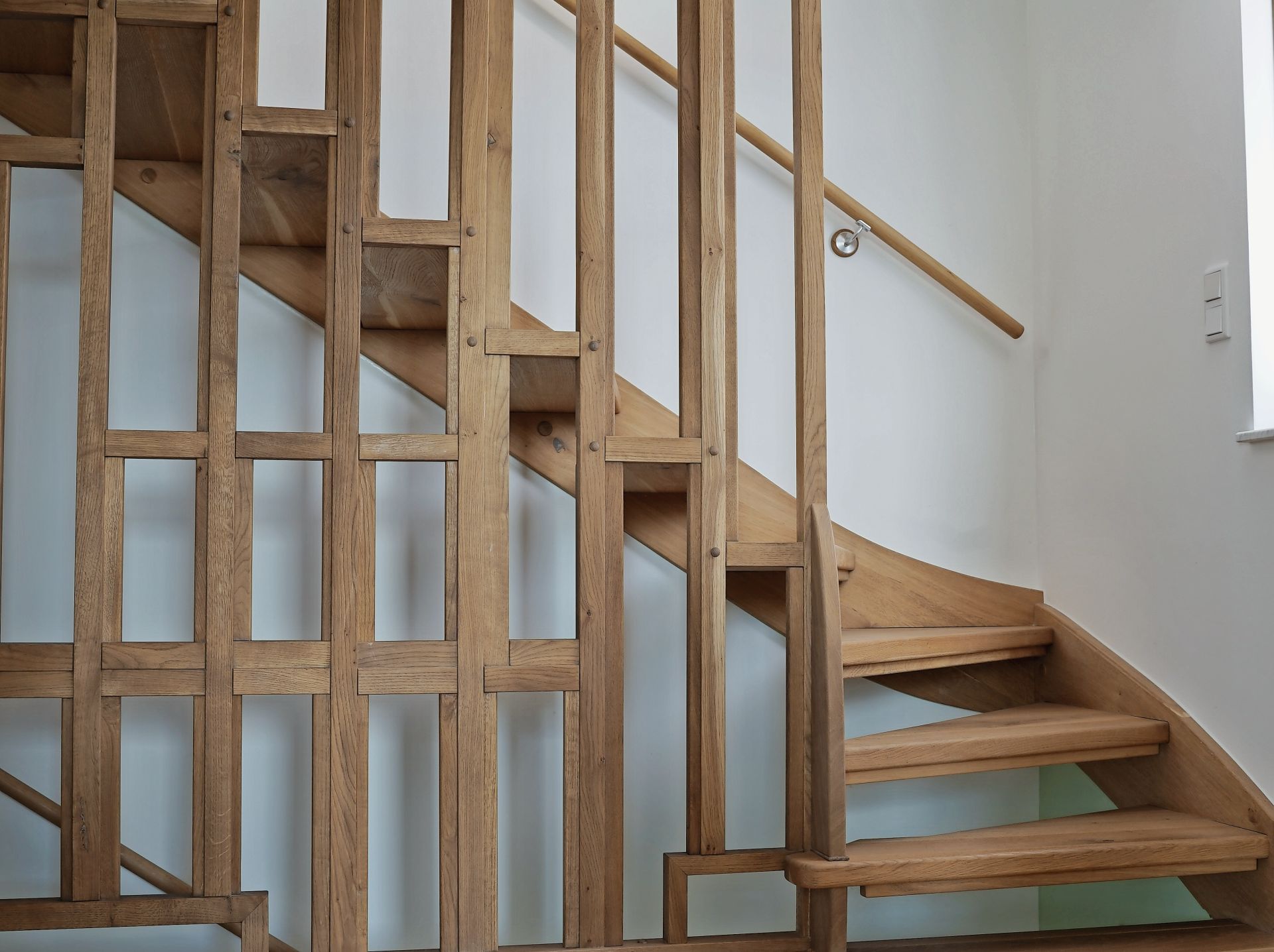 Parallel zur Treppe ins erste Obergeschoß verläuft die Treppe ins Dachgeschoß. An der Stelle, an der zuvor eine einfache Stiege auf den Dachboden führte, wurde beim Umbau eine vollwertige Treppe integriert. (c) Böning