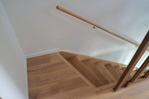 Der schräg im Winkel von 20 Grad angeordnete Austritt führt dazu, dass beim Begehen der Treppe die Laufrichtung vorgegeben wird. (C) Böning