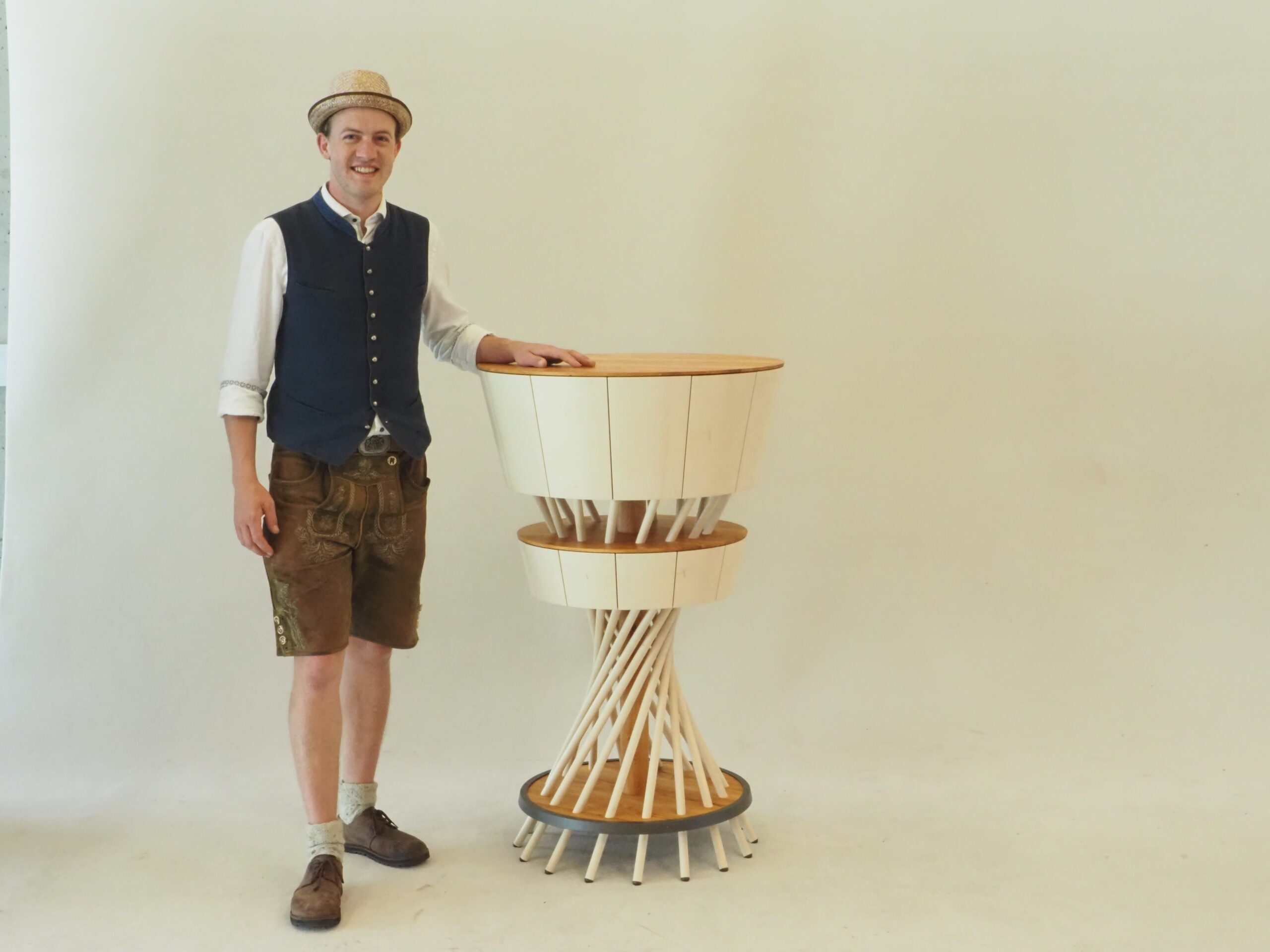 Wenn sich alles in Kreisen bewegt: Die Stehbar von Wolfgang Ramminger überzeugt sowohl durch ihr bewegtes Äußeres als auch durch ihr raffiniertes Innenleben. © HTBLA Hallstatt