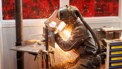 Schweiß-Expertise bei AustrianSkills: Sichtbar wird nur der Funkenregen, die eigentliche Leistung liegt in der unsichtbaren Präzision der Naht.