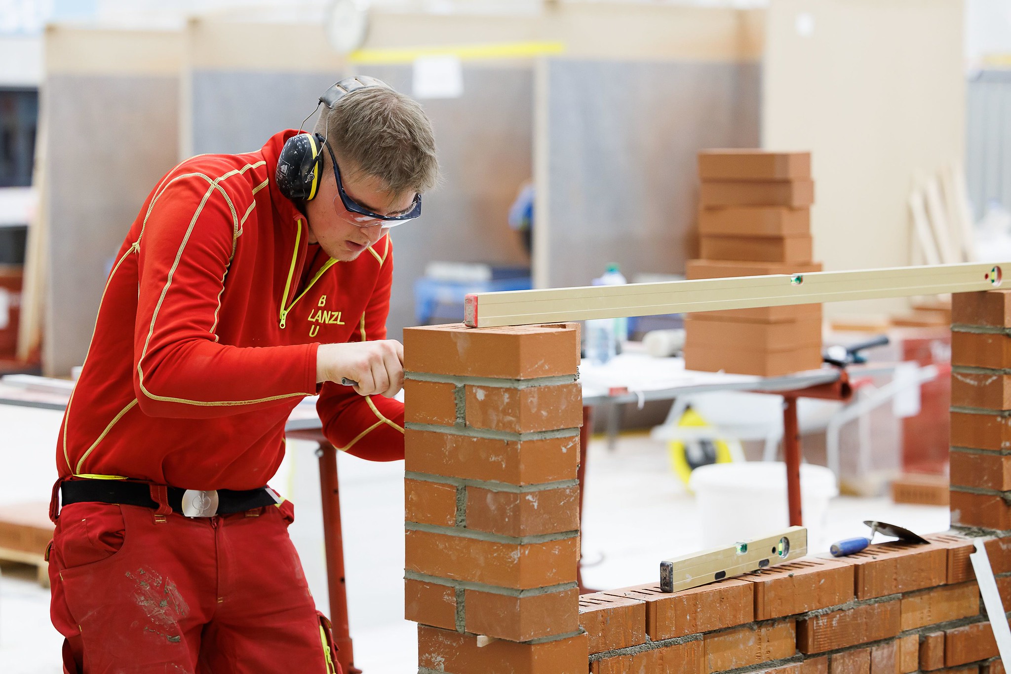 70.00 Ziegel werden in drei Wettbewerbstagen von den Hochbauern verarbeitet.