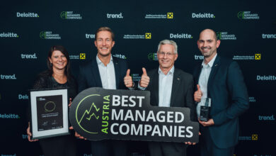Überreichung der „Austria’s Best Managed Company“ Auszeichnung (von links): Doris Niederwimmer (Director Human Resources & Administration), Oliver Pichler (CFO), Gottfried Brunbauer (CEO) und Markus Lininger (Director Engineering & Production Assembly). © Niklas Schnaubelt