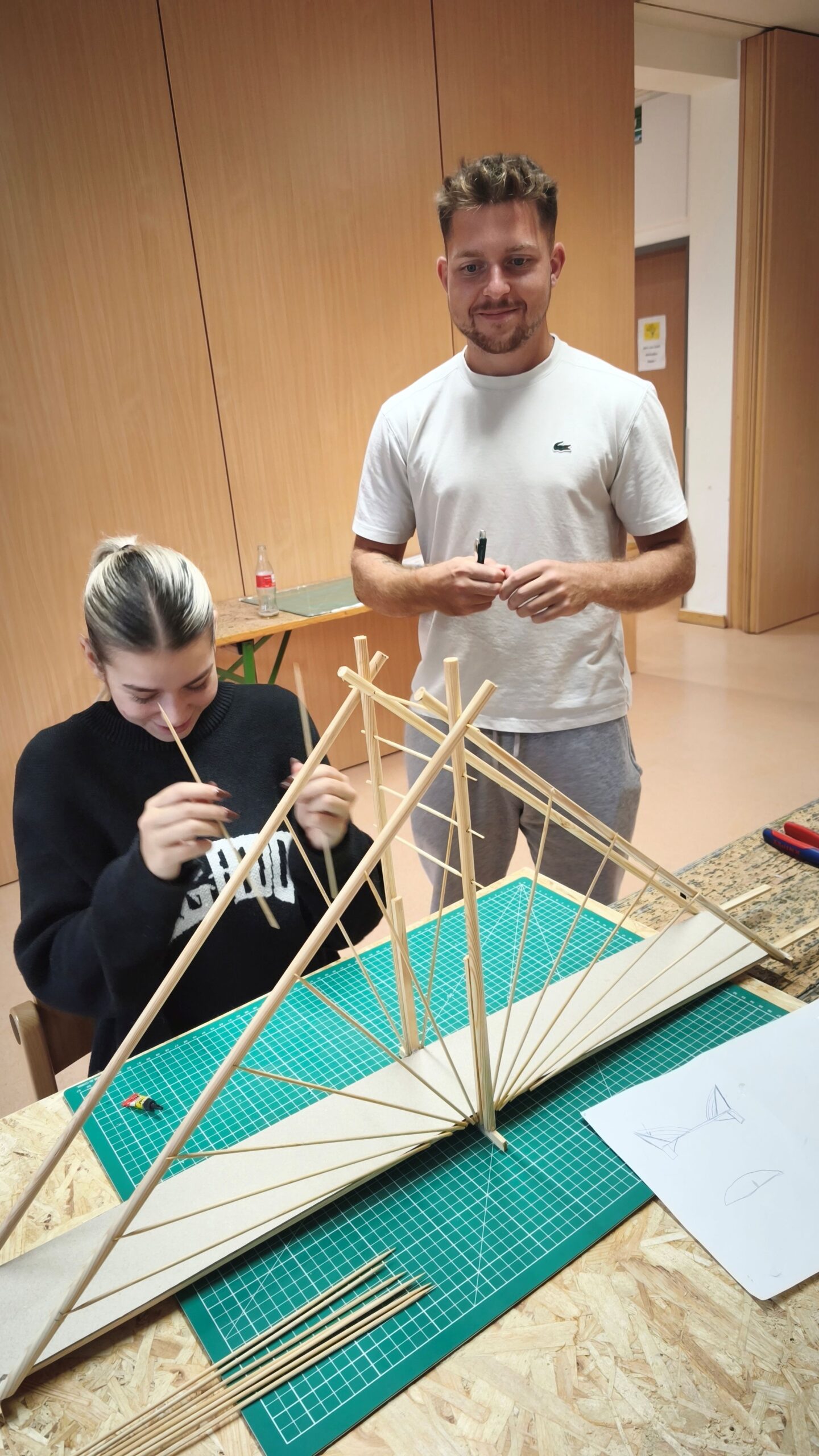 Studierende bauen ein Brückenmodell