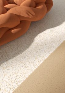 „Neoterra“ von Gerflor ist eines derbeiden neuen Designs und besticht
durch ein terrazzo-inspiriertes Design
mit einem Hauch von Licht.
© Gerflor
