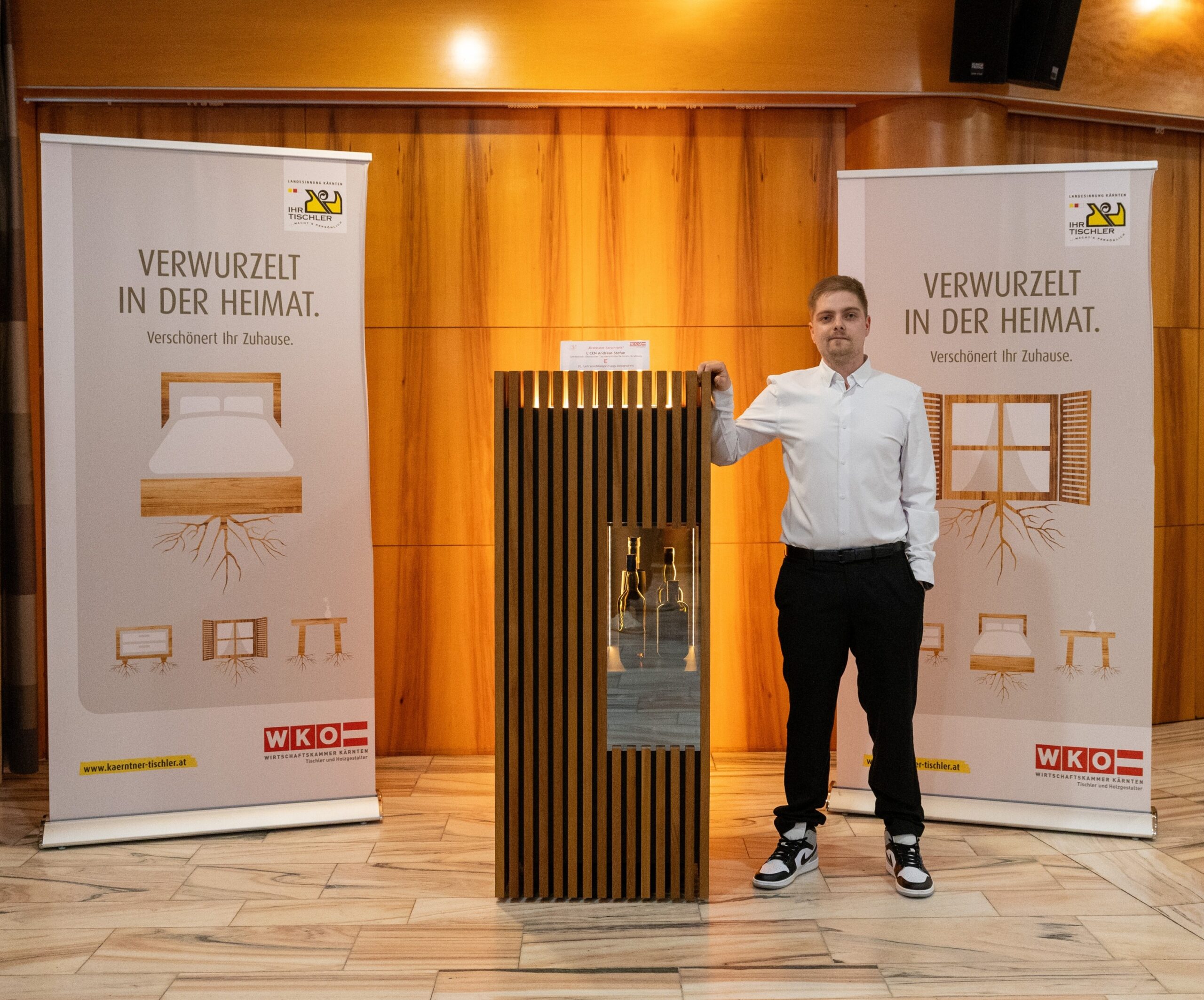 Andreas Licen sicherte sich mit seinem drehbaren Barschrank den ersten Platz beim Designpreis Kärnten 2025. © WKK