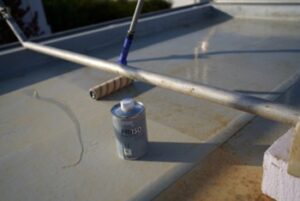 Der Mega-Primers PR150 kann nach der Vorbereitung des Untergrunds direkt mit dem Pinsel aufgetragen werden – ganz ohne Anmischen.