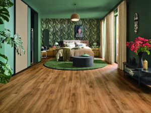 Die Inku Designböden Evolut – hier die Optik „5905 Cognac Oak“ – bilden die perfekte Basis für alle Wohnbereiche.© INKU Jordan GmbH