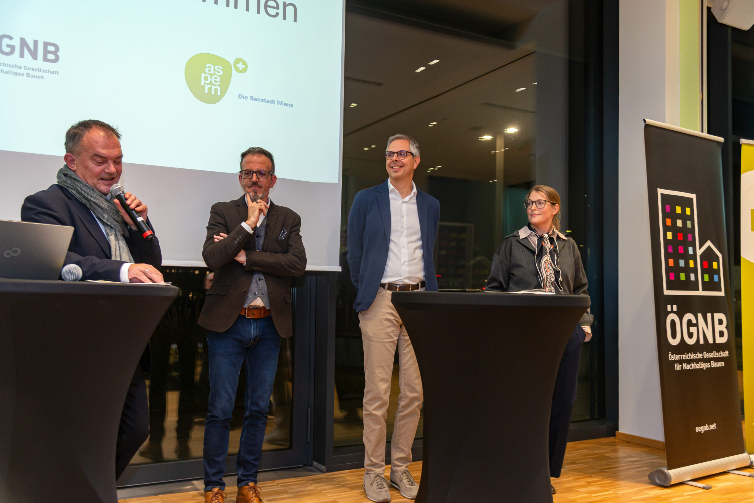 Am Podium diskutierten (v.l.n.r.) Moderator Robert Lechner (pulswerk GmbH), Michael Haugeneder (ATP sustain GmbH), Peter Hinterkörner (Wien 3420) und Beate Lubitz-Prohaska (ÖGNB) daüber, warum es Neubau braucht und wie sich seine Umweltwirkungen möglichst gering halten lassen.