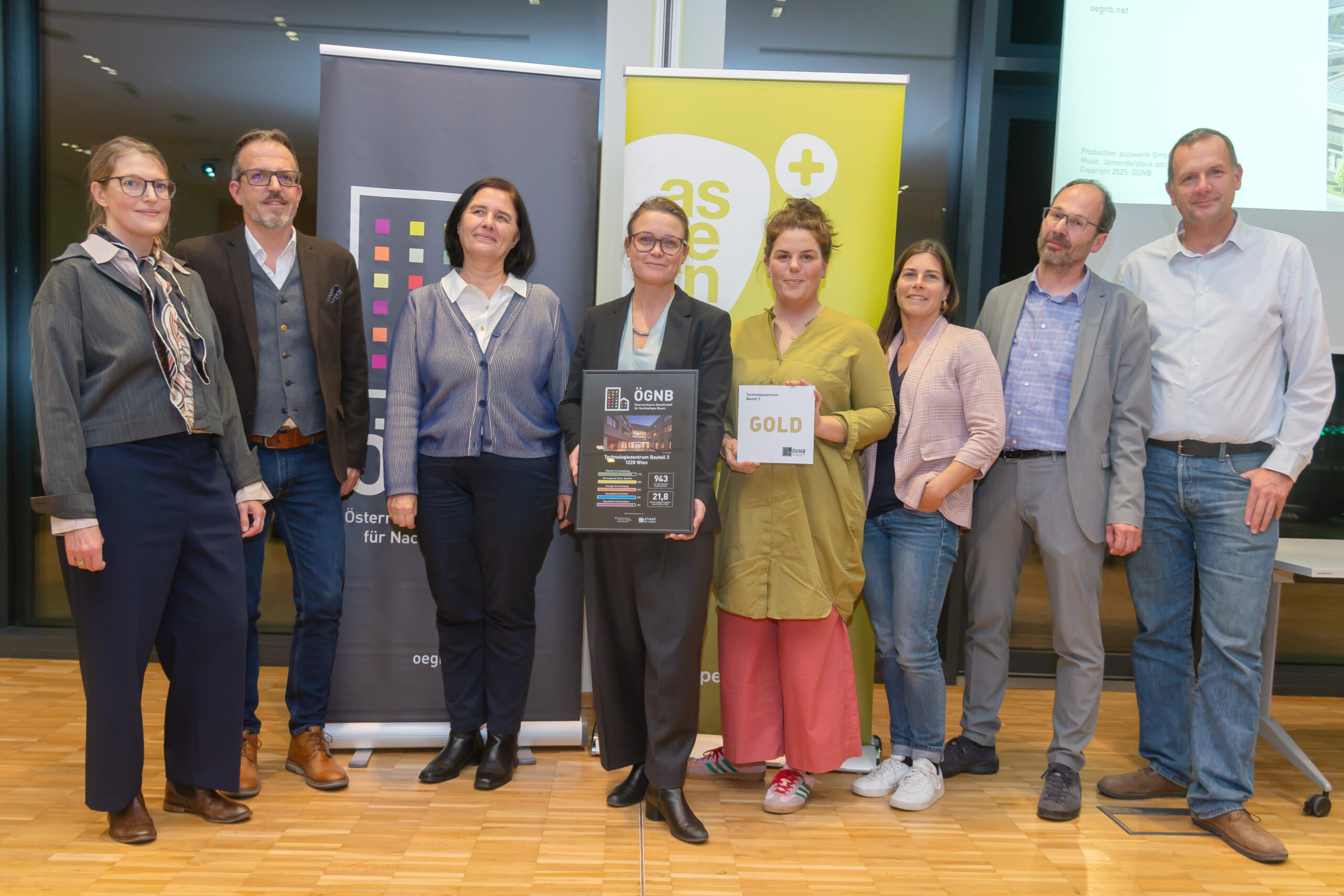 Das tz3 der Wirtschaftsagentur Wien wurde für die Erfüllung der ÖGNB-Qualitätskriterien mit Gold ausgezeichnet. V.l.n.r.: Beate Lubitz-Prohaska (Vorstand ÖGNB), Michael Haugeneder (ATP sustain GmbH), Cristina Florit (ÖGNB / IBO), Camilla Munksgaard (Wirtschaftsagentur Wien), Katharina Thullner (ATP sustain GmbH), Monika Ecker (ATP sustain GmbH), Hannes Achammer (ATP), Klaus Finding (PORR)