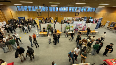 Unternehmensvertreter*innen können anlässlich des Karrieretages am 19. November vor Ort in Kuchl zukünftige Absolvent*innen kennenlernen. © Holztechnikum Kuchl