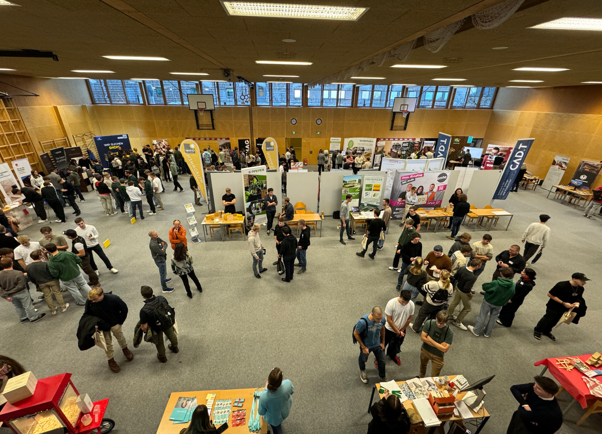 Unternehmensvertreter*innen können anlässlich des Karrieretages am 19. November vor Ort in Kuchl zukünftige Absolvent*innen kennenlernen. © Holztechnikum Kuchl