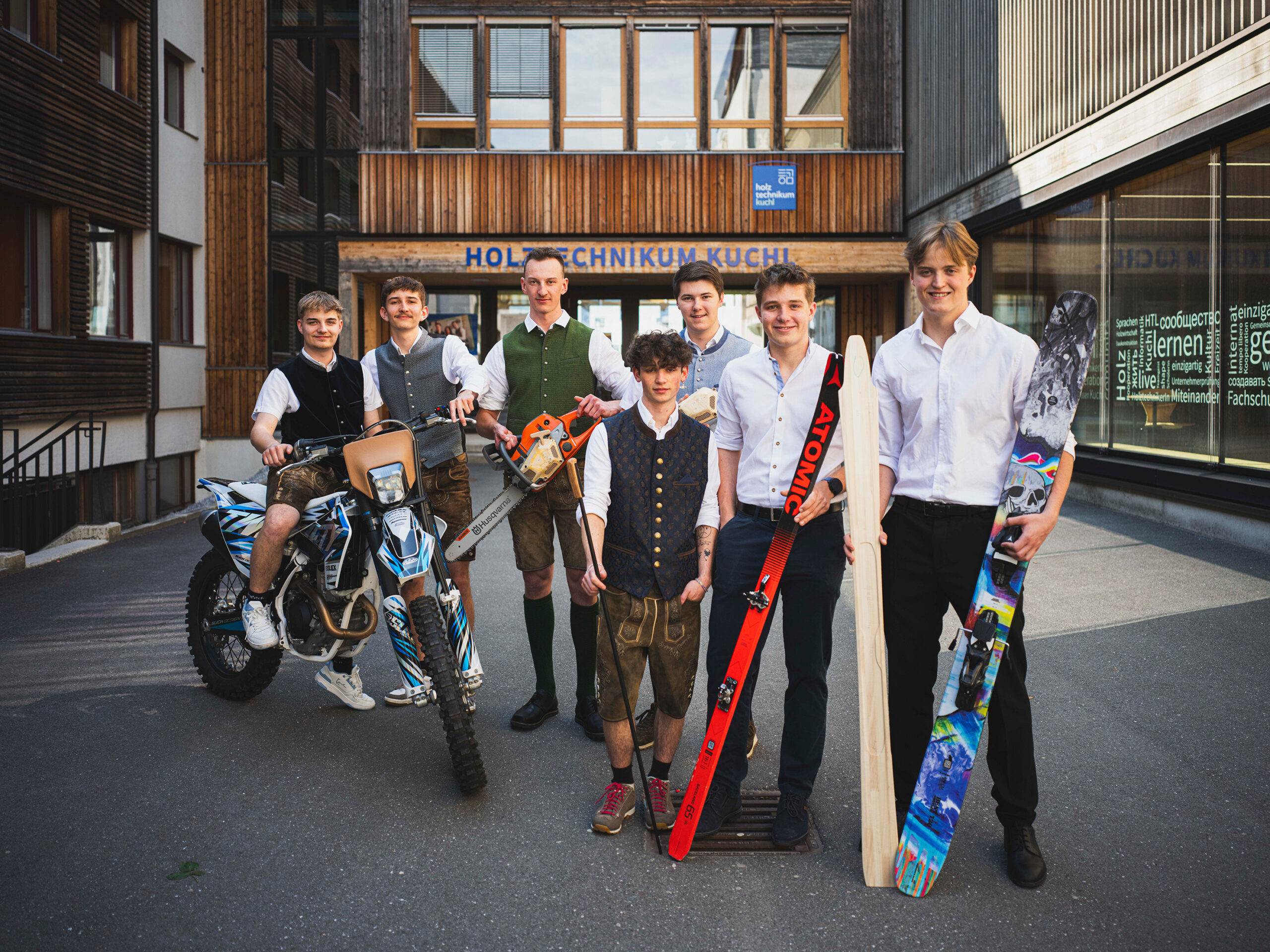 Die Schüler des Holztechnikums Kuchl (HTL, FS, Internat) zeigen ihre Werkstücke, die sie anlässlich ihrer Diplomarbeit in der HTL bzw. ihrer Abschussprojekte in der Fachschule produziert haben – die Projekte können anlässlich des Tages der offenen Tür am Holztechnikum Kuchl am 29. November besichtigt werden © Holztechnikum Kuchl, Christoph Kobald