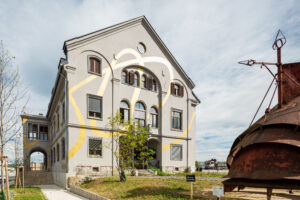 Die goldenen Schleifen auf der Fassade von Künstler Bernhard Wolf verbinden nun alle vier Seiten des Gebäudes.© SynthesaGruppe