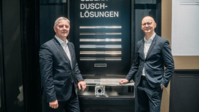 Neuer Showroom in Wien (v.l.): Peter Schenk (Frauenthal Handel Gruppe) und Guido Salentinig (Geberit Österreich). Copyright: Tobias Singer