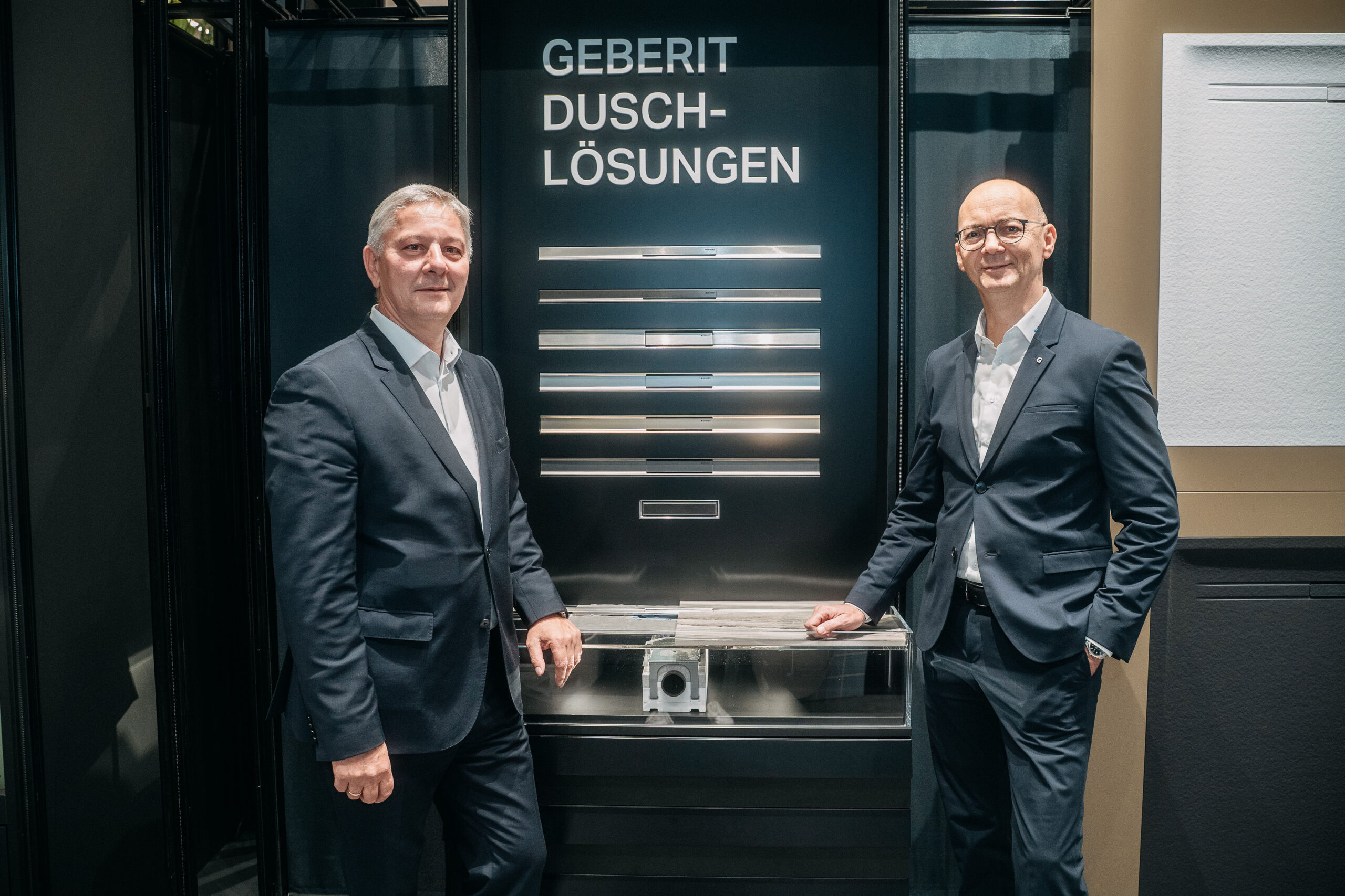 Neuer Showroom in Wien (v.l.): Peter Schenk (Frauenthal Handel Gruppe) und Guido Salentinig (Geberit Österreich). Copyright: Tobias Singer