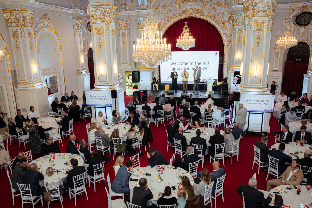 Eröffnung des Gala-Abends des IFD-Kongresses 2025 in der Reduta-Konzerthalle: Dirk Bollwerk (IFD-Präsident), Walter Bisig (ehemaliger IFD-Präsident) und Eduard Jamrich (Präsident des slowakischen Dachdeckerverbands) auf der Bühne. © IFD / Max Čistý