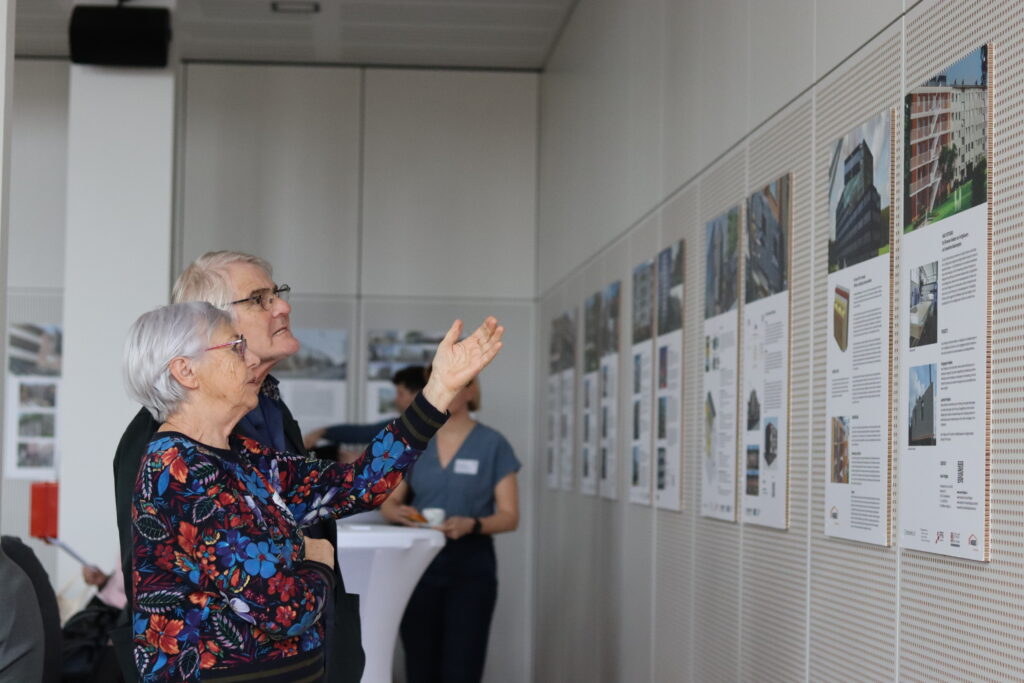 Eine große Ausstellung zur seriellen Sanierung machte modulare und serielle Systeme und Lösungen, sowie Pilotprojekte sichtbar. © Renowave.at