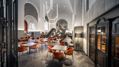 Der Austria Interior Design Award hat sich als fester Bestandteil der heimischen Designlandschaft etabliert. 2025 ist das Projekt Convent Garden, u.a. umgesetzt von Scheschy Tischlerei, einer der Preisträger. © Andreas Balon