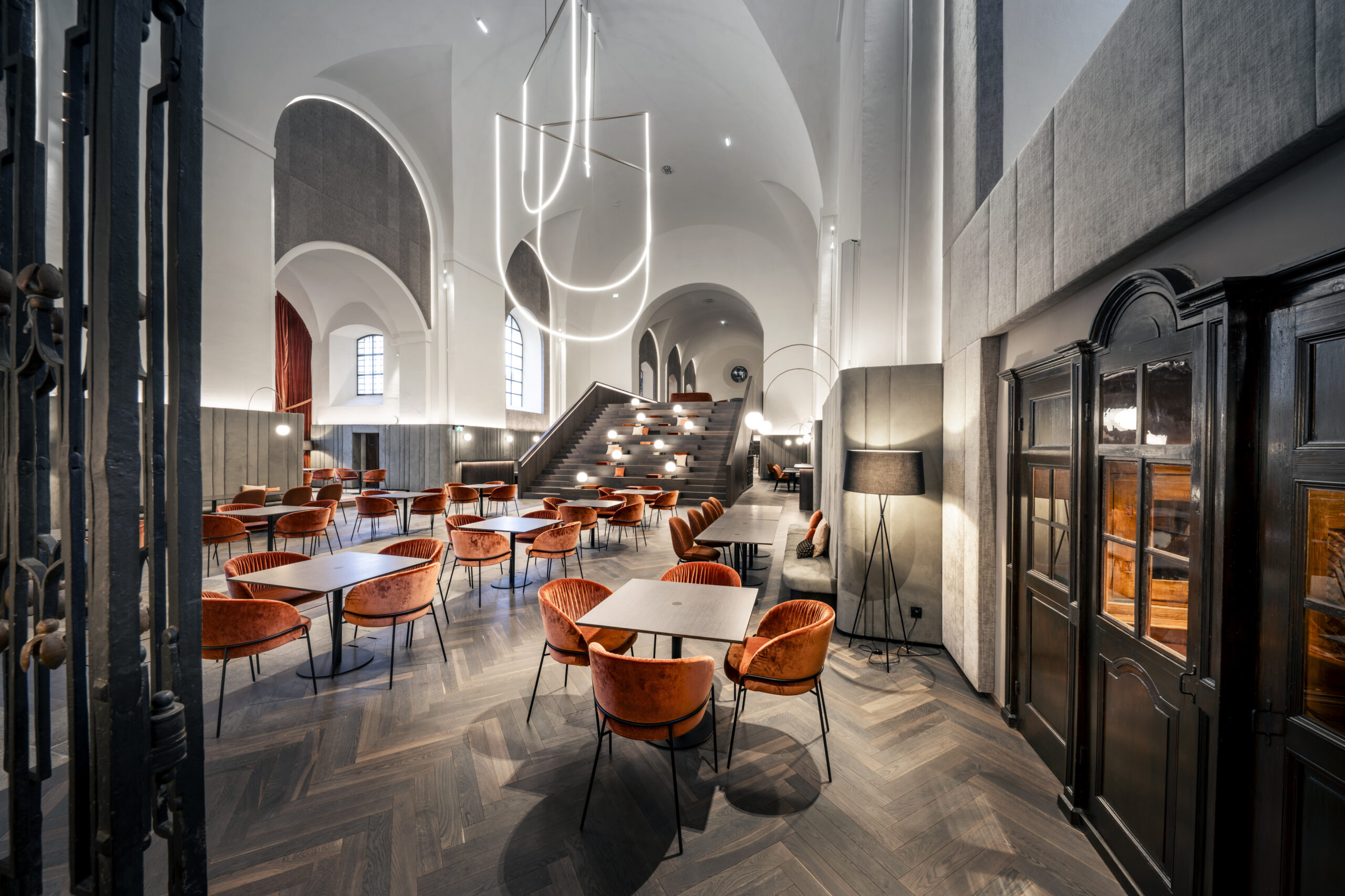 Der Austria Interior Design Award hat sich als fester Bestandteil der heimischen Designlandschaft etabliert. 2025 ist das Projekt Convent Garden, u.a. umgesetzt von Scheschy Tischlerei, einer der Preisträger. © Andreas Balon